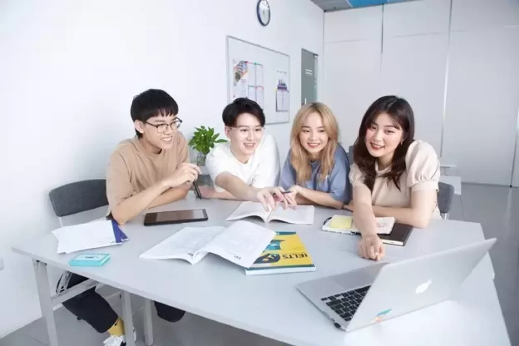 Học nhóm cùng bạn bè