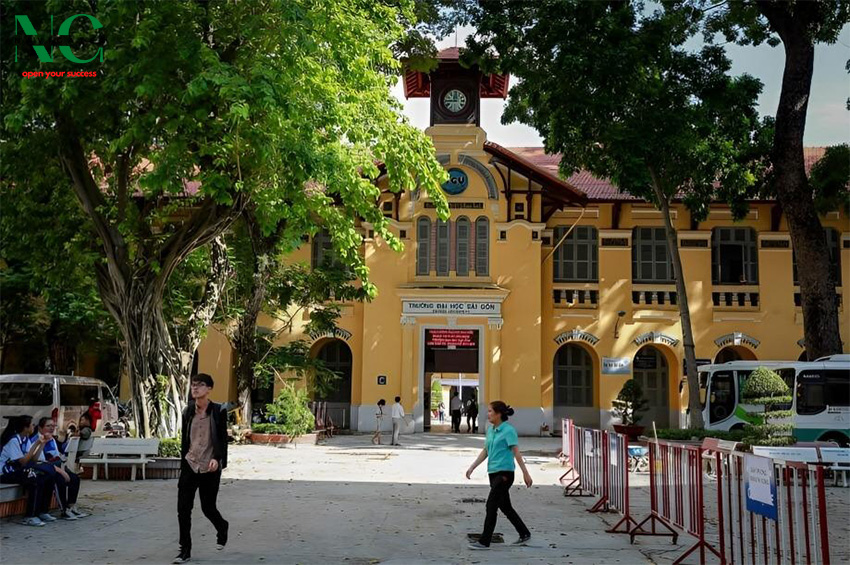Cổng trước Đại Học Sài Gòn